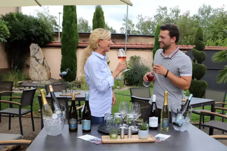  Silvie Schwarz-Minges und ihr Sohn Philipp Minges freuen sich auf die Eröffnung ihres „Weinflecks“. 
