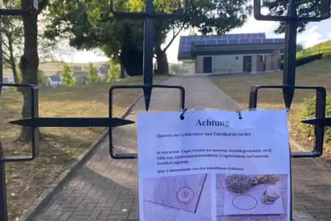 Per Aushang werden Friedhofsbesucher um Hinweise gebeten.