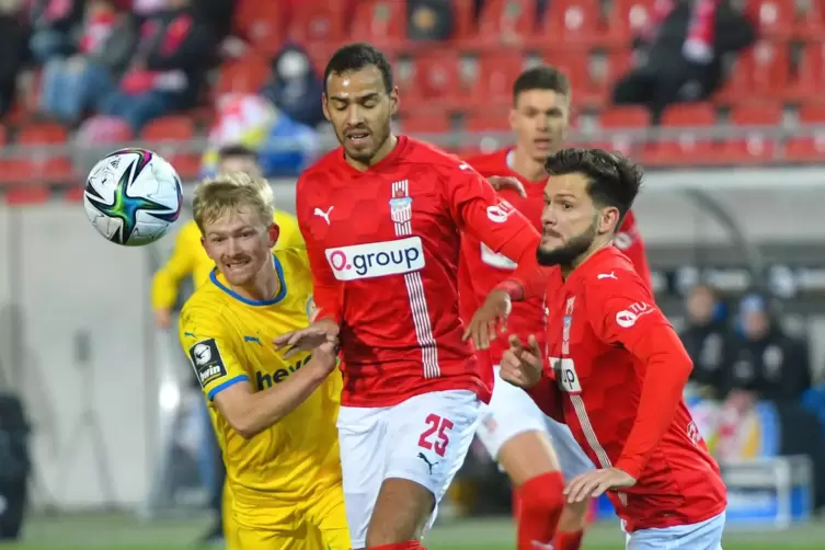 Steffen Nkansah (vorn) im Drittligaspiel Zwickau gegen Braunschweig.