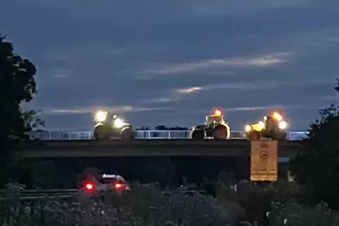 Drei Traktoren standen gut sichtbar auf der Brücke. 