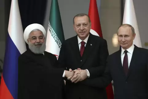 Schon 2018 fand ein Treffen der drei Präsidenten statt – für den Iran kam damals noch Hassan Ruhani (links). In der Mitte Gastge