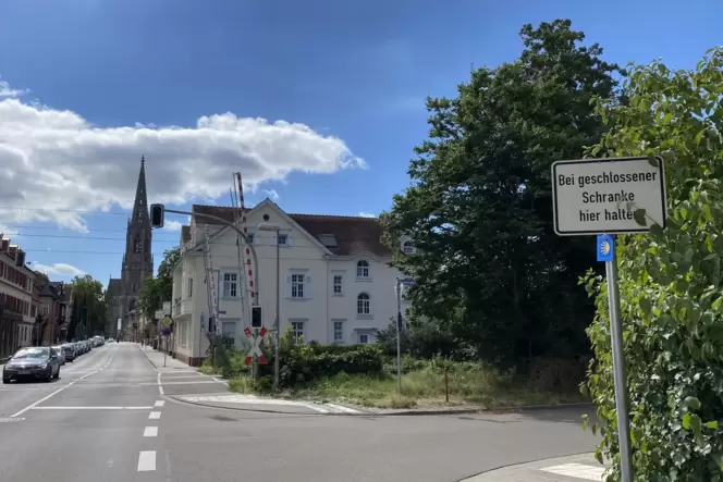 Schützenstraße: Bisher reicht ein Schild (rechts), um die Kreuzung zur Hasenstraße freizuhalten, künftig muss es eine Ampel sein Schützenstraße: Bisher reicht ein Schild (rechts), um die Kreuzung zur Hasenstraße freizuhalten, künftig muss es eine Ampel sein