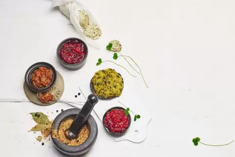 Feine Rezepte aus wilden Zutaten, etwa Dips und Chutneys zu Wild: Kochbuch „Aus dem Wald auf den Tisch“.