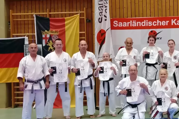 Marcus Gutzmer (vordere Reihe rechts) war von den Erfolgen seiner Para-Karateka emotional tief bewegt. Gottfried Graebner (hinte