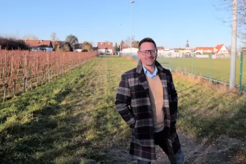 Hier soll der Neubau ein: Bürgermeister Kay Kronemayer (FWG) am vorgesehenen Standort. 