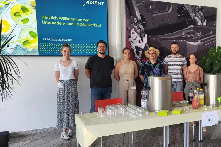 Limonade kaufen und helfen: Azubis der Firma Adient bieten Getränke an, um Geld für die Renovierung der Kita Otterberg zu sammel