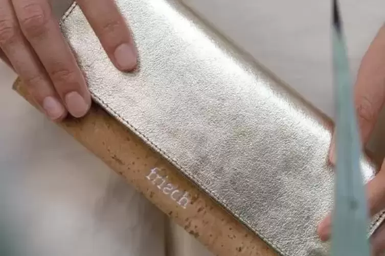 Mit verschiedenen Materialien: Geldbeutel. 