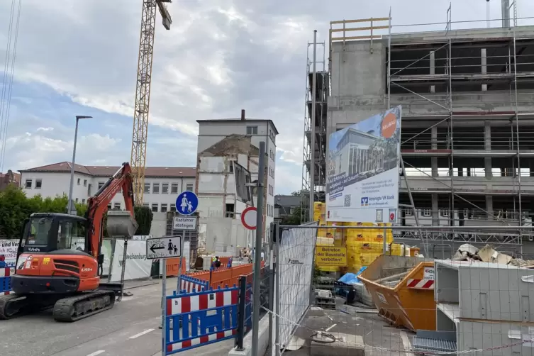 Obere Langgasse: Bauprojekte der VR-Bank (rechts) und des Gemeinnützigen Siedlungswerks (links).