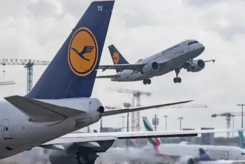 Eine Lufthansamaschine landet auf dem Flughafen Frankfurt. Wegen der Abfertigungsprobleme streicht die Airline weitere Flüge. 