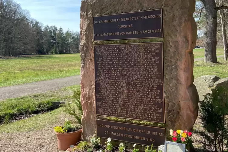 Den Gedenkstein haben die Überlebenden und Hinterbliebenen letztendlich selbst aufgestellt – und sogar das Grundstück dafür geka