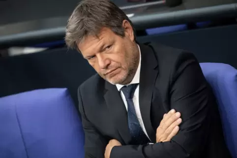 Wirtschaftsminister Robert Habeck (Grüne) hat mit seinen Aussagen zur Gas-Verteilung für Kritik gesorgt. Jetzt rudert sein Minis