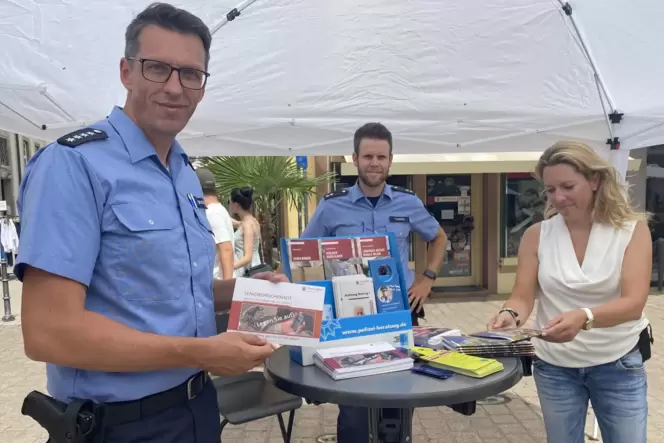Aufklärungsarbeit am Altpörtel (von links): Michael Lerch, Alexander Thomas und Tanja Olf. Aufklärungsarbeit am Altpörtel (von links): Michael Lerch, Alexander Thomas und Tanja Olf.