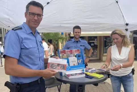 Aufklärungsarbeit am Altpörtel (von links): Michael Lerch, Alexander Thomas und Tanja Olf. 