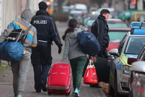 Mit viel Gepäck zum Flughafen: Abschiebungen werden von der Polizei begleitet.