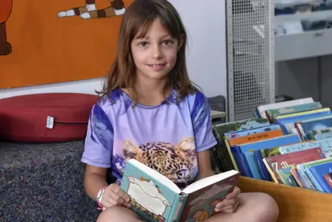 Freut sich auf neuen Lesestoff: die achtjährige Julia Leistner. 