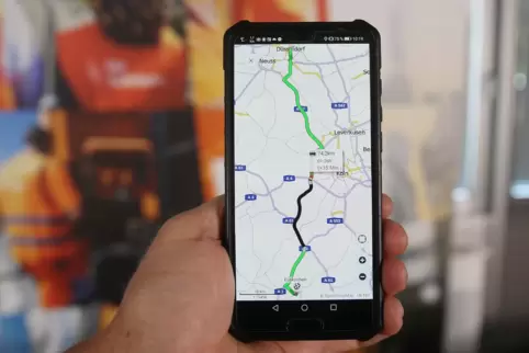  Ein Smartphone zeigt die App der Autobahn GmbH des Bundes mit einer gesperrten Strecke zwischen Düsseldorf und Euskirchen. 