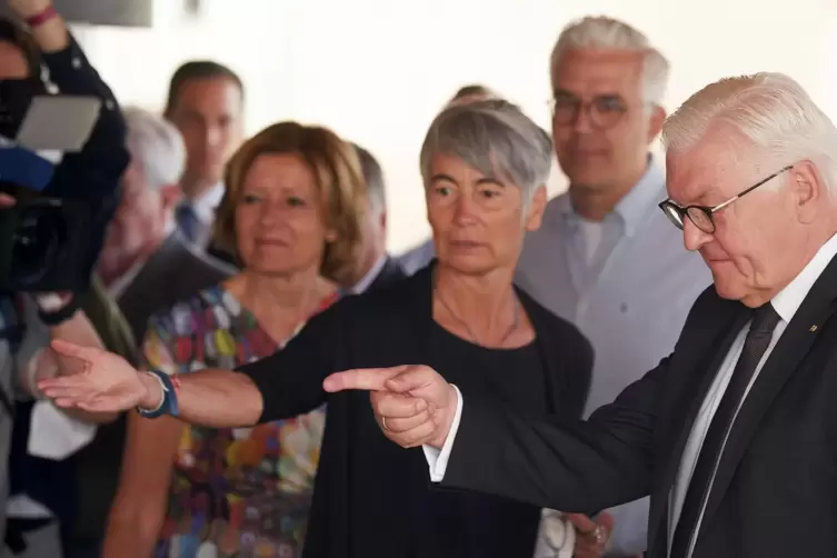 Bundespräsident Frank-Walter Steinmeier (r) spricht beim Besuch an der Ahr mit Bürgermeistern und Betroffenen der Flut