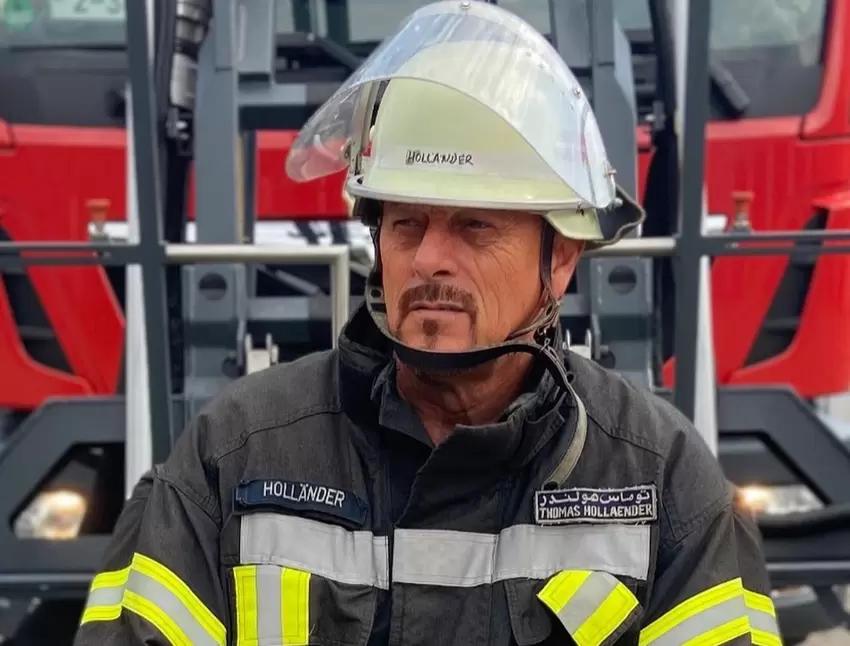 Im wahren Leben ist Thomas Holländer 33 Jahre lang bei der Berufsfeuerwehr Ludwigshafen gewesen.