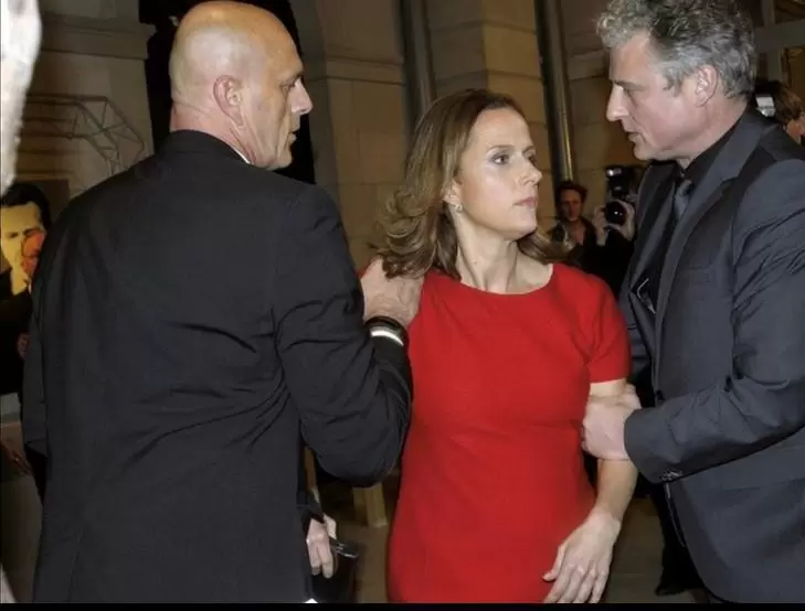 Als Bodyguard einer Ministerin (Claudia Michelsen).