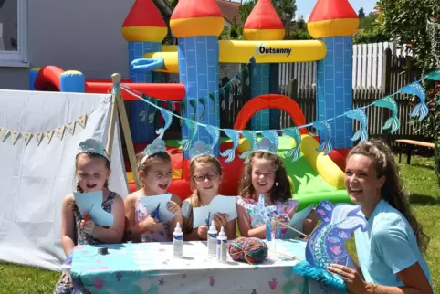 Sandra Kneissler mit Party-Kindern beim Basteln.