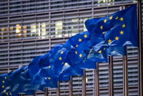 Europaflaggen wehen vor dem Sitz der EU-Kommission.