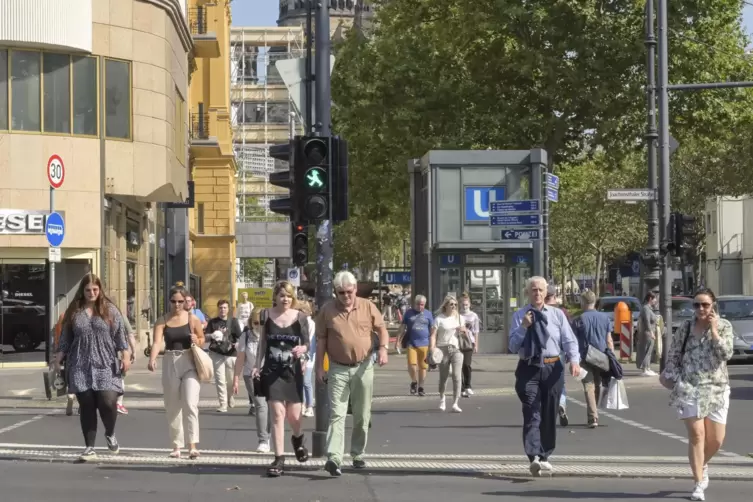 Unterwegs auf dem Ku’damm: Ein bedingungsloses Grundeinkommen ließe mehr Muße für Familie, Freizeit und andere wichtige Dinge.