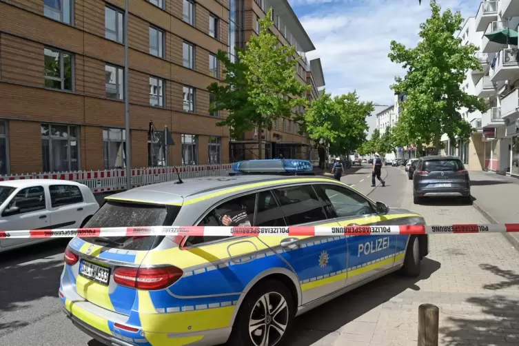 Entwarnung: Die gaben 40 Polizisten und eine Entschärfergruppe. In dem verdächtigen Auto in der Hafenstraße befand sich kein Spr