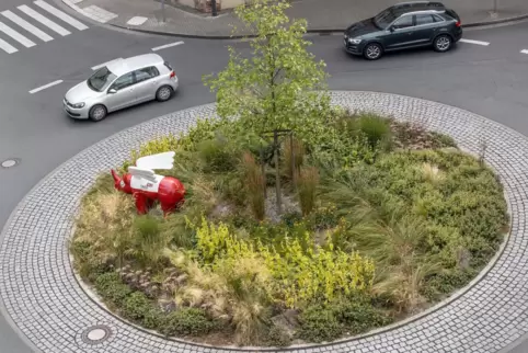 Ein einsamer Baum und ein Nashorn: Verkehrsinsel in Dortmund.