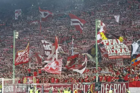 Die Mannschaft des 1. FC Kaiserslautern soll die Aufstiegseuphorie mitnehmen und an den ersten Spieltagen nutzen. Die Fans werde