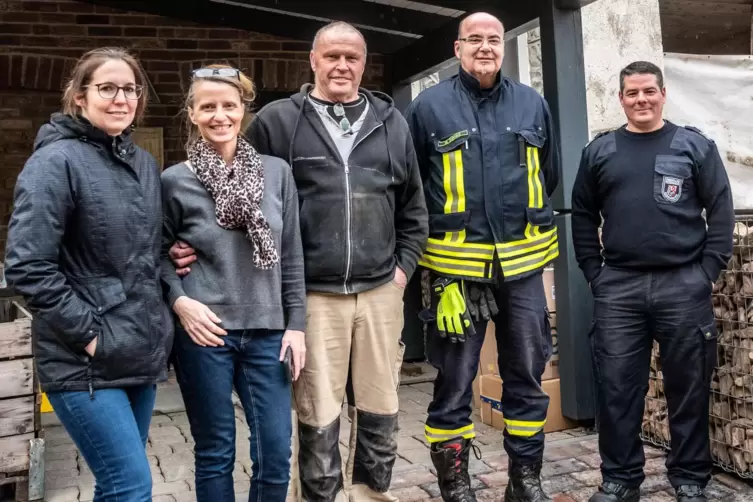 Nach Monaten trafen sie sich im Januar wieder, von links: Maren Maas, Andrea und Dieter Co&szlig;mann sowie die Eisenberger Wehrleute 