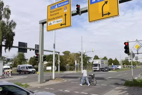 Ein Schwerpunkt des Verkehrs- und des Unfallgeschehens in Frankenthal: die Kreuzung Wormser Straße/Industriestraße/Wilhelm-Hauff Ein Schwerpunkt des Verkehrs- und des Unfallgeschehens in Frankenthal: die Kreuzung Wormser Straße/Industriestraße/Wilhelm-Hauff
