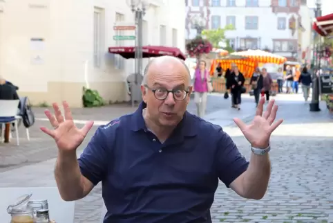 Cappuccino oder Leitungswasser? Wer weiß. Unser Kolumnist in seinem Lieblingscafé.
