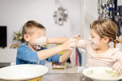 Sitz still: Aber viele Kinder sehen nicht ein, warum sie das sollten – auch nicht bei Tisch. Sitz still: Aber viele Kinder sehen nicht ein, warum sie das sollten – auch nicht bei Tisch.