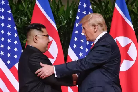 Rückblick: im Juni 2018 in Singapur: U.S. Präsident Donald Trump (rechts) und der Machthaber von Nordkorea Kim Jong Un geben sic