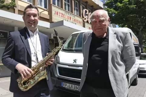 Christian Keller und Rainer Schmid vor dem neuen Domizil des Jazzclubs im Gloria.