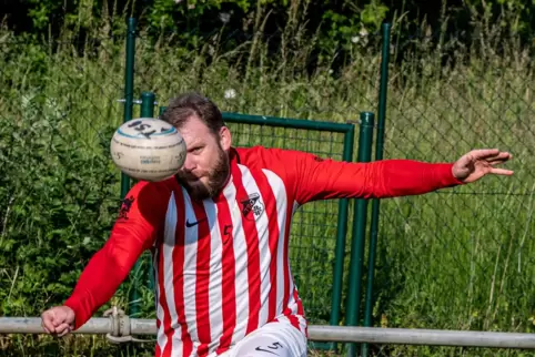 Ball und Titelverteidigung im Blick: Abwehrspieler Tim Ohlrich und die TSG müssen in Völklingen unter die ersten Drei kommen.