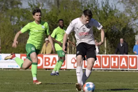 Lennart Thum traf in der vergangenen Oberligasaison 23-mal für Arminia Ludwigshafen. Hier schießt er das 1:0 gegen Engers. 