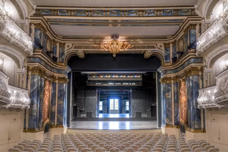 Das Rokokotheater in Schwetzingen: Ein idealer Ort für Barockopern. Die Bühne öffnet sich sehr weit nach hinten. Das war damals 