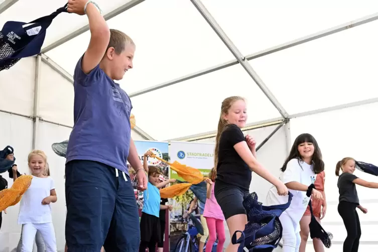 „Weg mit Plastik“: Die Kindertanzschule zeigte bei der von Stadt und Green Camp organisierten Veranstaltung, was mit Plastik get