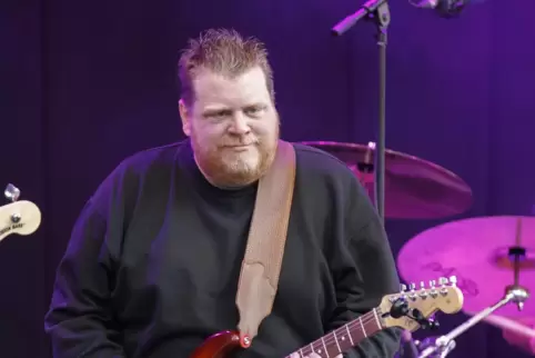 Brachte seine Gitarre zum Singen: Danny Bryant entlockte seiner Gitarre mal Flötentöne, kam dann aber wieder wie eine Dampframme