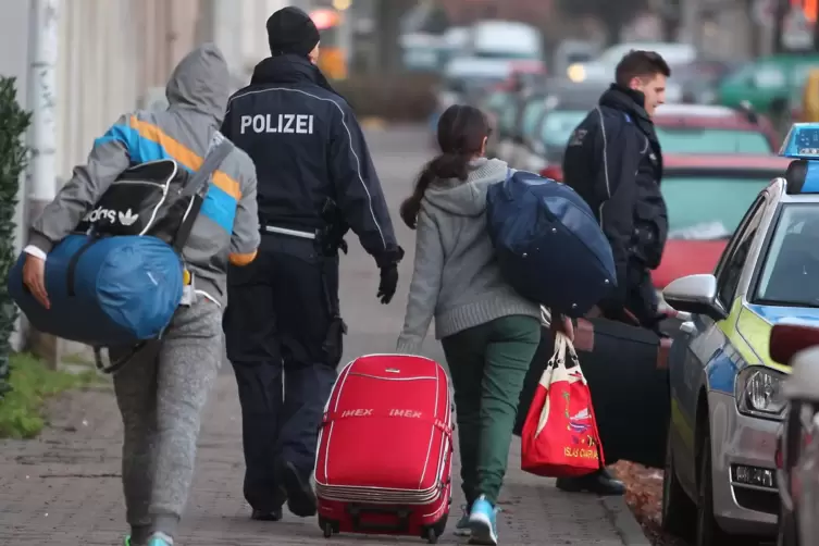 Mit viel Gepäck zum Flughafen: Abschiebungen werden von der Polizei begleitet.