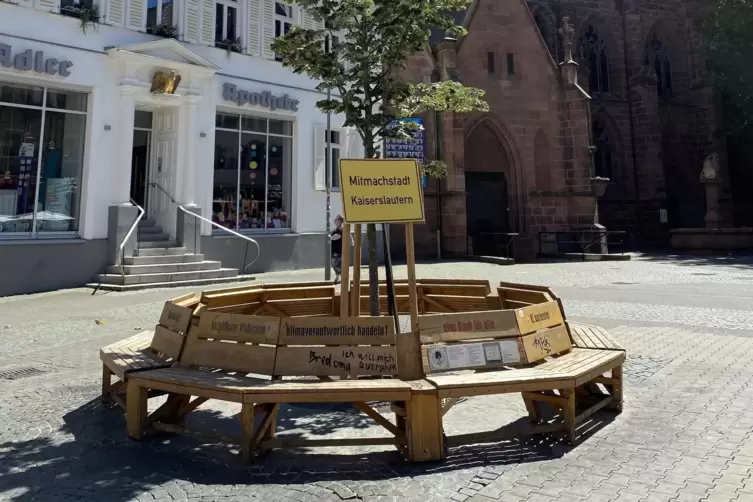 Nicht nur die Rundbank, auch die Beschilderung „Mitmachstadt Kaiserslautern“ stammt von der Bürgerinitiative „Stadt für alle“. 