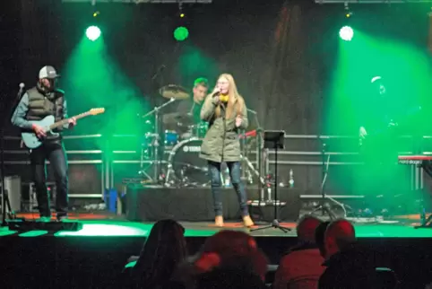 Birch Tree mit (von links) Gitarrist Christian Bauer, verdeckt Schlagzeuger Peter Fischer, Sängerin Melanie Wistuba, Bassist Pet