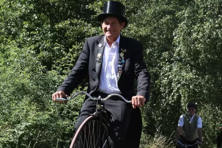 Mit Frack und Zylinder: Hans R&uuml;gner aus Frankfurt auf seinem Hochrad. 