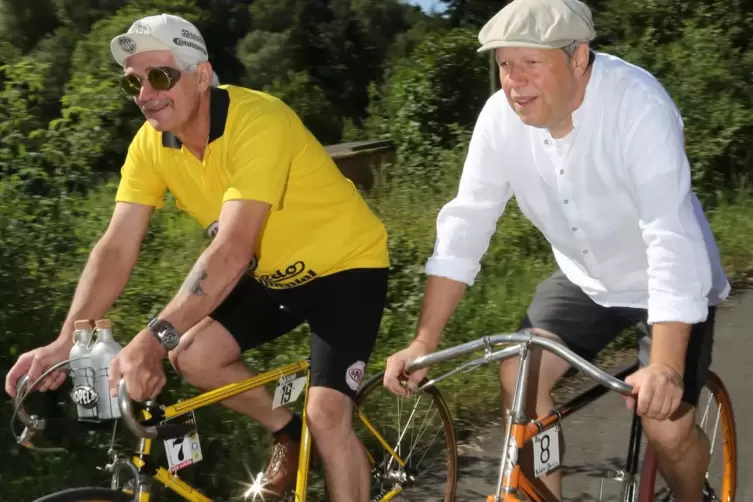 Ohne Renn-Ambitionen auf dem Glan-Blies-Radweg: Gerd Jaschik (links) aus Bad Honnef mit seinem Opelfahrrad Baujahr 1926 sowie Je