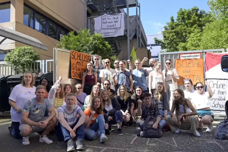„Sozial statt digital“: protestierende Studenten am 13. Juni in der Maxstraße.