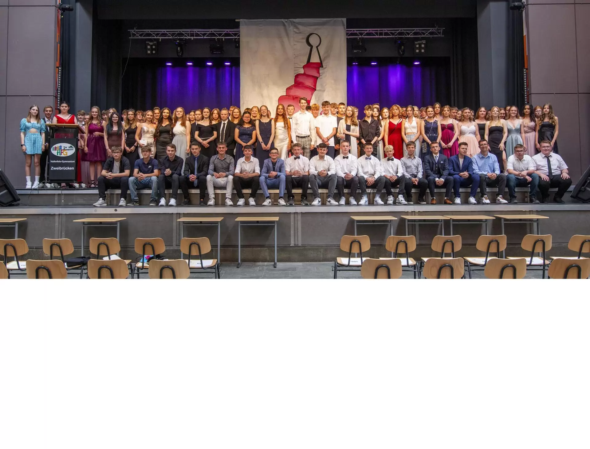 abg&auml;nger mannlich realschule zw aula hofenfeks01