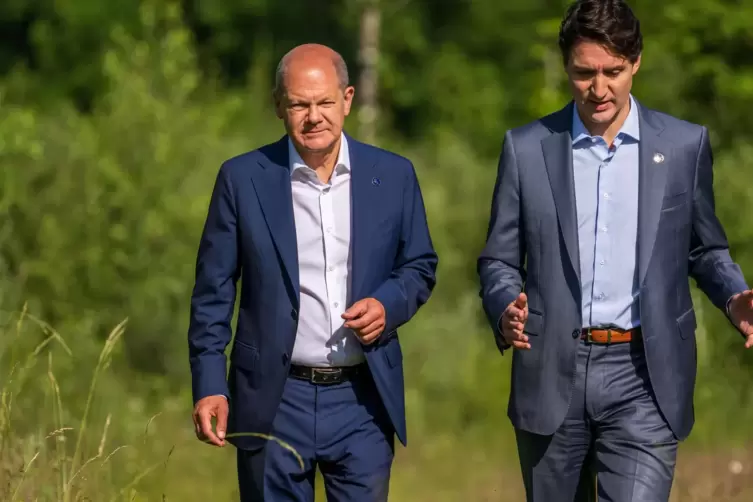 Ende Juni beim vertraulichen Gespräch auf dem G7-Gipfel in Bayern: Bundeskanzler Olaf Scholz (links) und Kanadas Premier Justin 