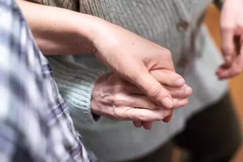 Der Druck, unter dem Angehörige stehen, die sich um einen pflegebedürftigen Menschen kümmern, ist während der Pandemie noch größ