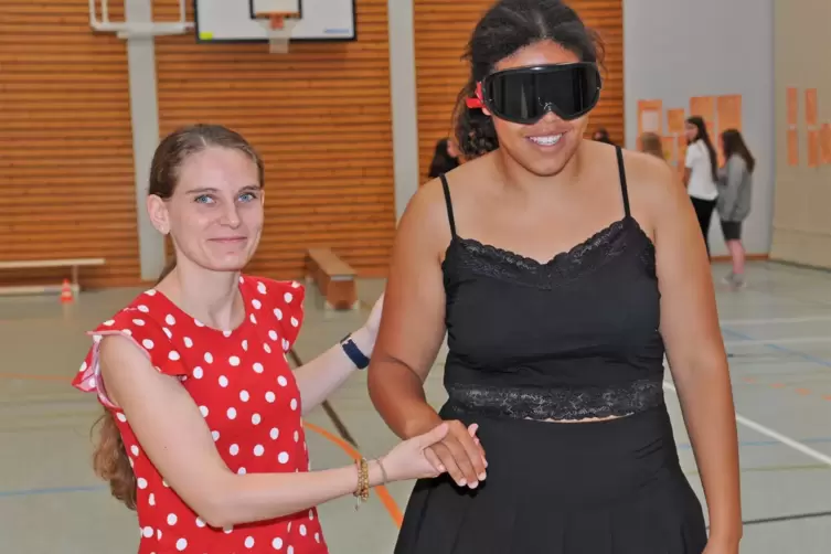Bei verzerrter Wahrnehmung ist Hilfe erforderlich: Zwei Betreuerinnen zeigen die Übung mit der sogenannten Rauschbrille. 